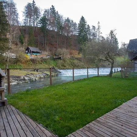 Počitniška hiša House By The River Zgornje Gorje